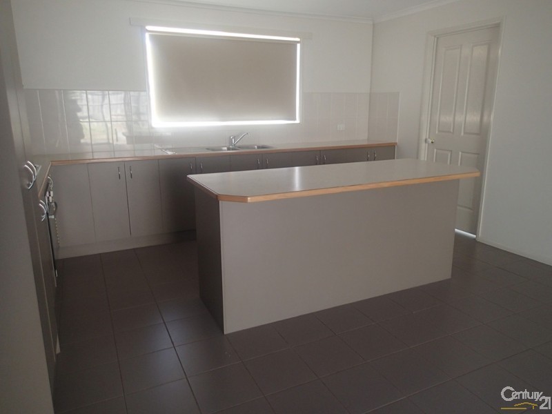 16 Tekarra Drive, Hampton Park VIC 3976