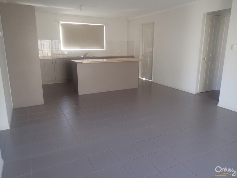 16 Tekarra Drive, Hampton Park VIC 3976