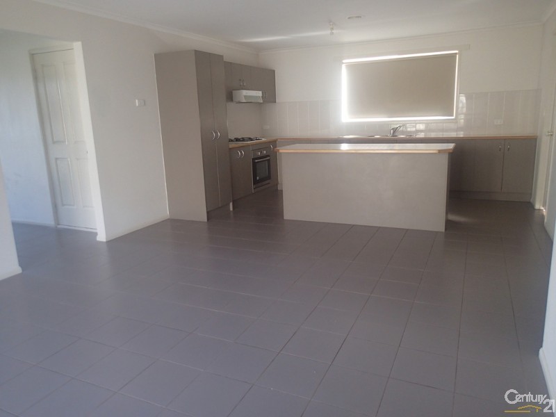 16 Tekarra Drive, Hampton Park VIC 3976