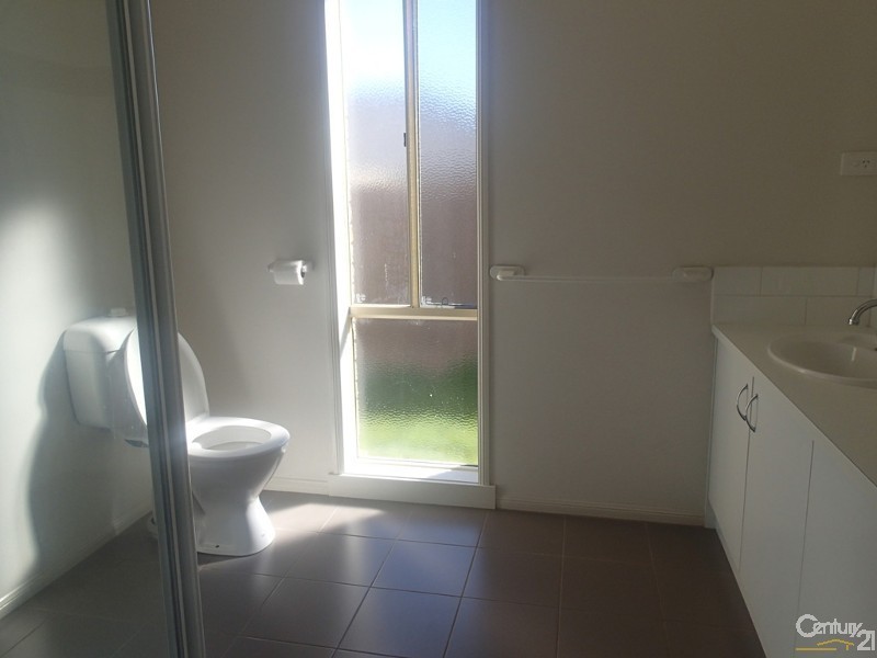 16 Tekarra Drive, Hampton Park VIC 3976