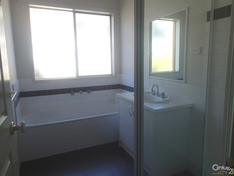 16 Tekarra Drive, Hampton Park VIC 3976