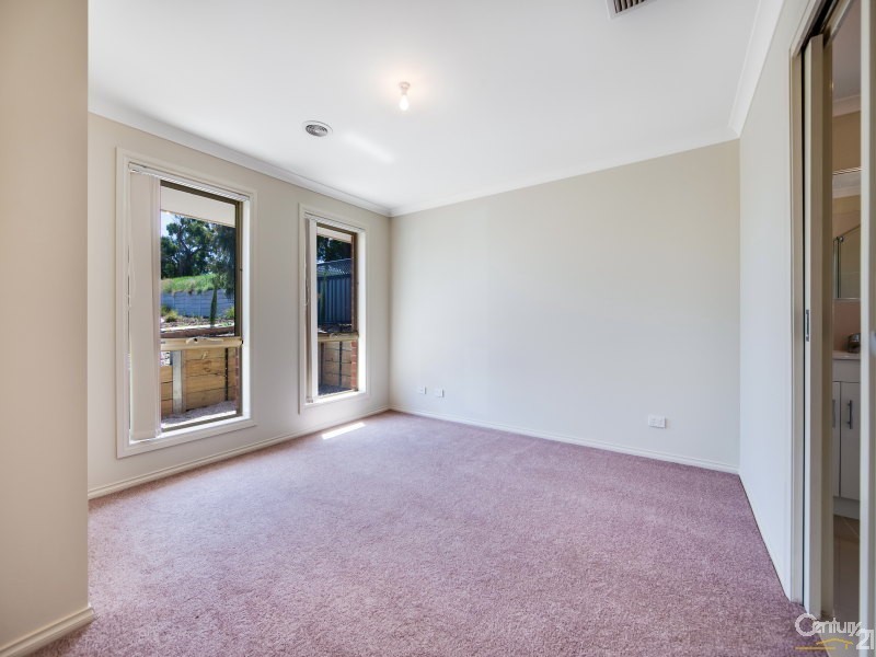 21 Botham Crescent, Pakenham VIC 3810