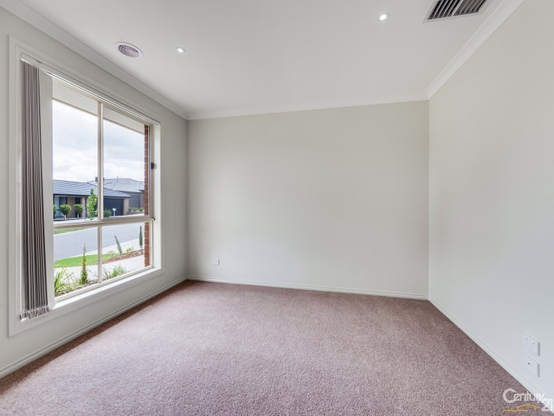 11 Doonie Way, Pakenham VIC 3810