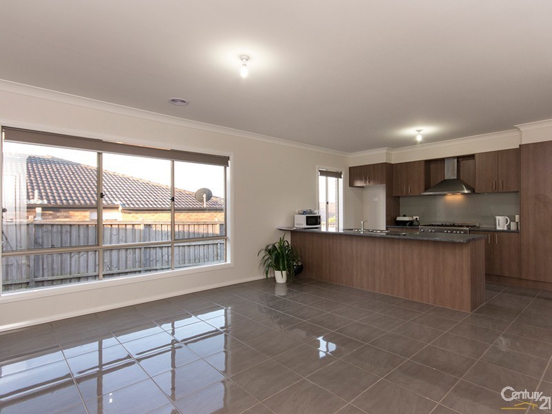 8 Devlin Place, Cranbourne North VIC 3977