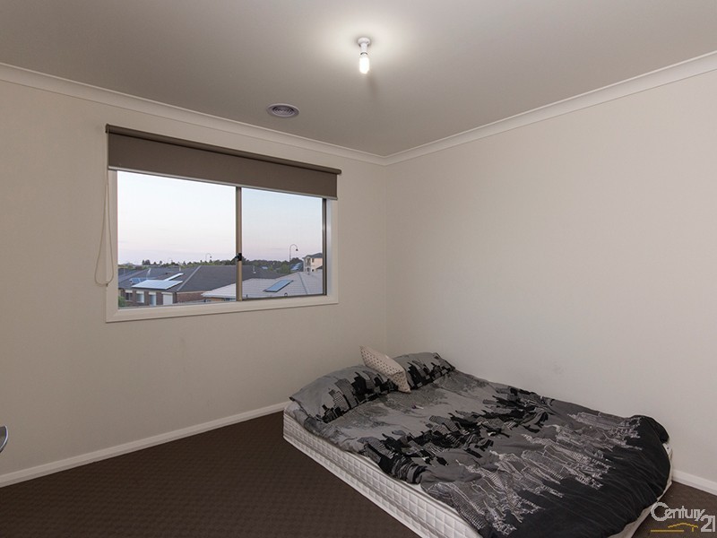 8 Devlin Place, Cranbourne North VIC 3977
