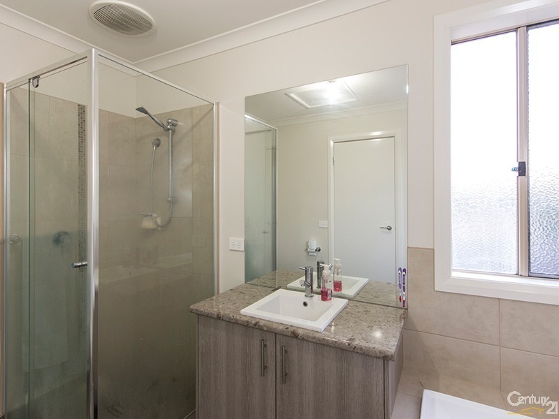 8 Devlin Place, Cranbourne North VIC 3977