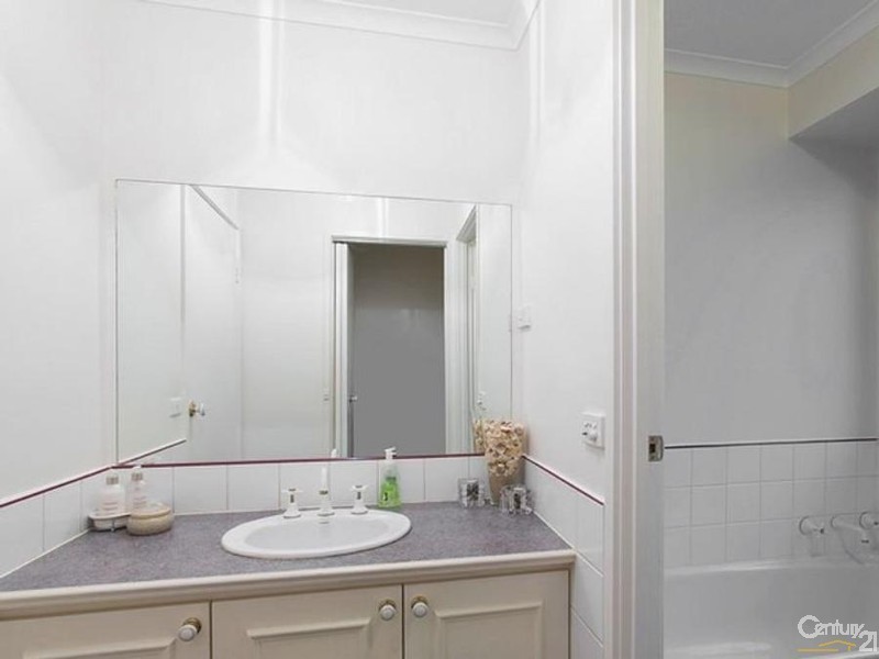 130 Oaktree Drive, Hampton Park VIC 3976