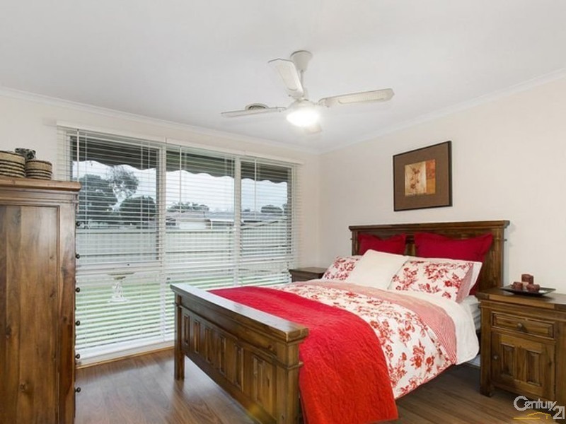 130 Oaktree Drive, Hampton Park VIC 3976