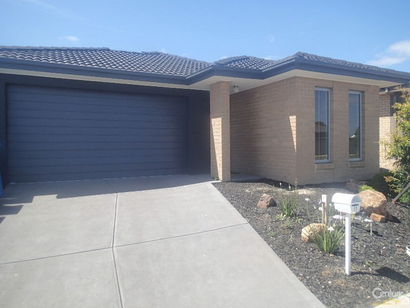 17 Paso Grove, Clyde North VIC 3978