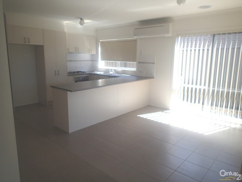 17 Paso Grove, Clyde North VIC 3978