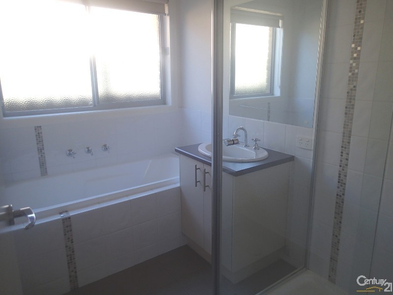 17 Paso Grove, Clyde North VIC 3978