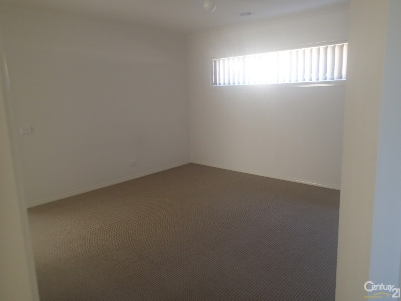 17 Paso Grove, Clyde North VIC 3978