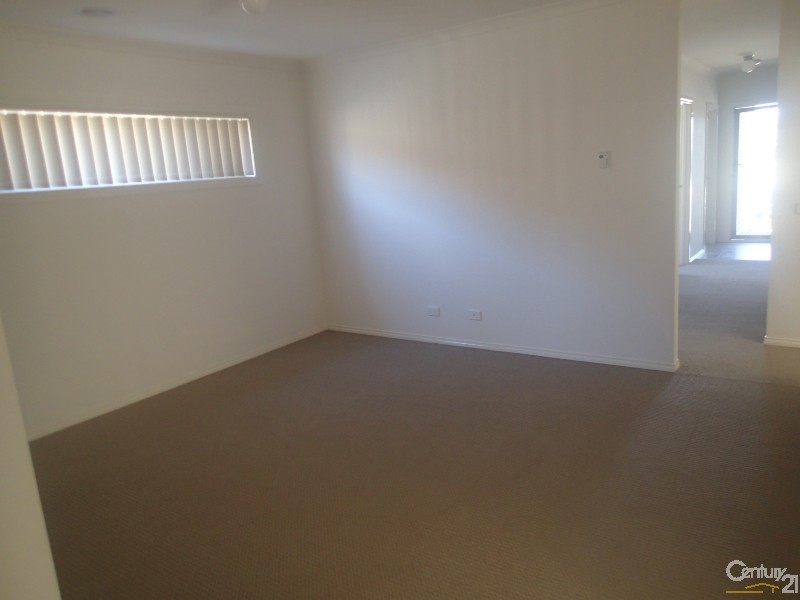 17 Paso Grove, Clyde North VIC 3978