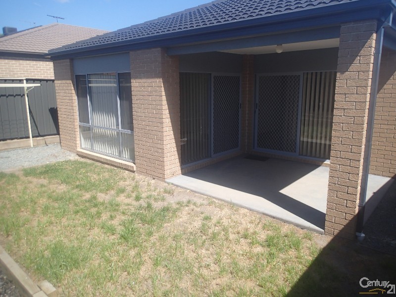 17 Paso Grove, Clyde North VIC 3978