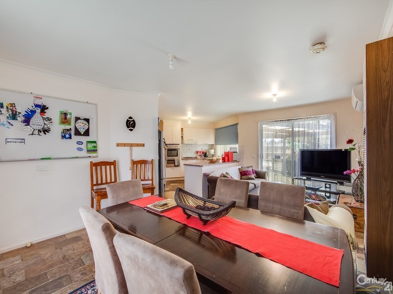 13 Chester Drive, Hampton Park VIC 3976