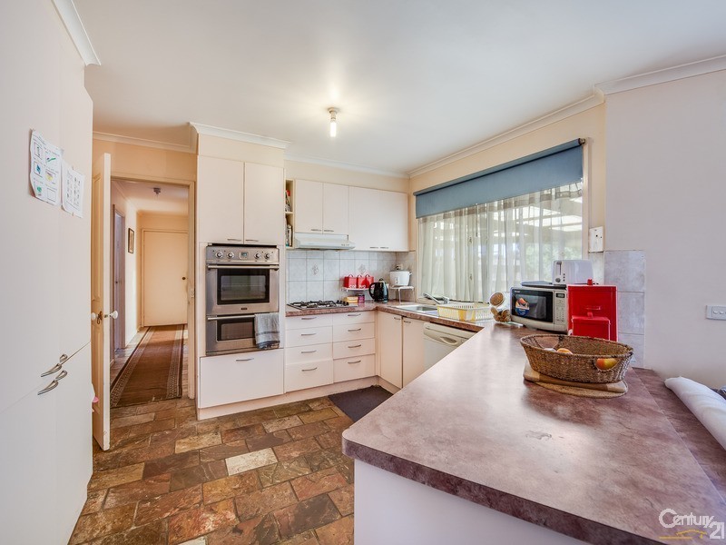 13 Chester Drive, Hampton Park VIC 3976