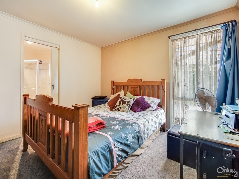 13 Chester Drive, Hampton Park VIC 3976