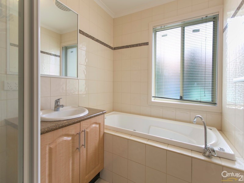 26 St Bernards Crescent, Lynbrook VIC 3975