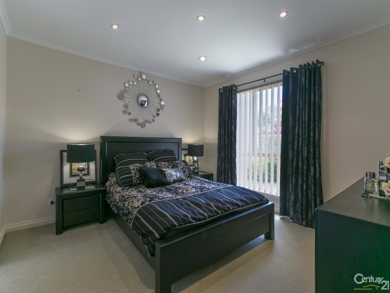 26 St Bernards Crescent, Lynbrook VIC 3975