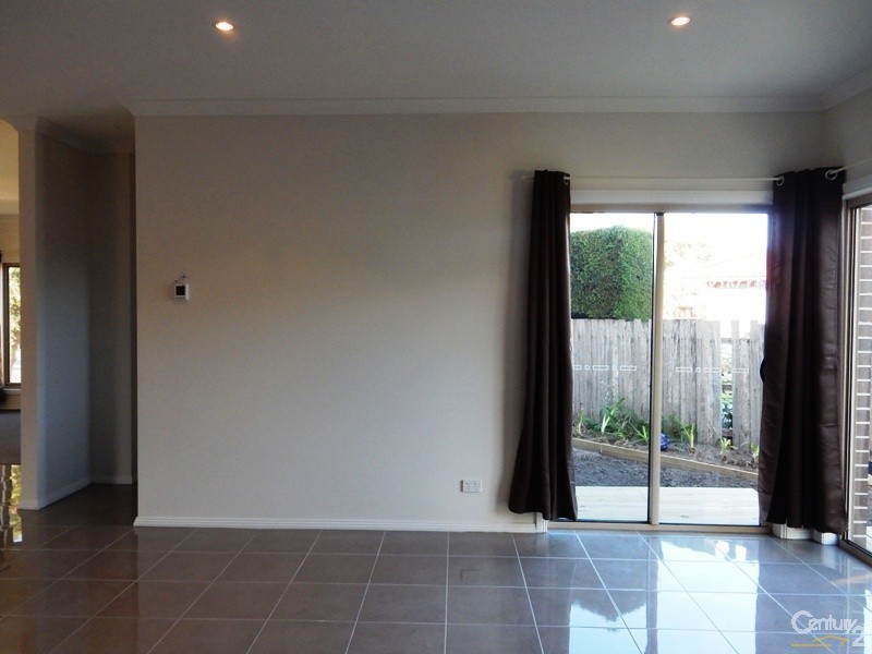 2/31 Beckington Cres, Hampton Park VIC 3976