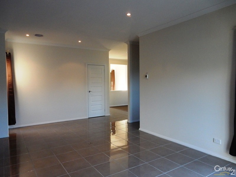 2/31 Beckington Cres, Hampton Park VIC 3976