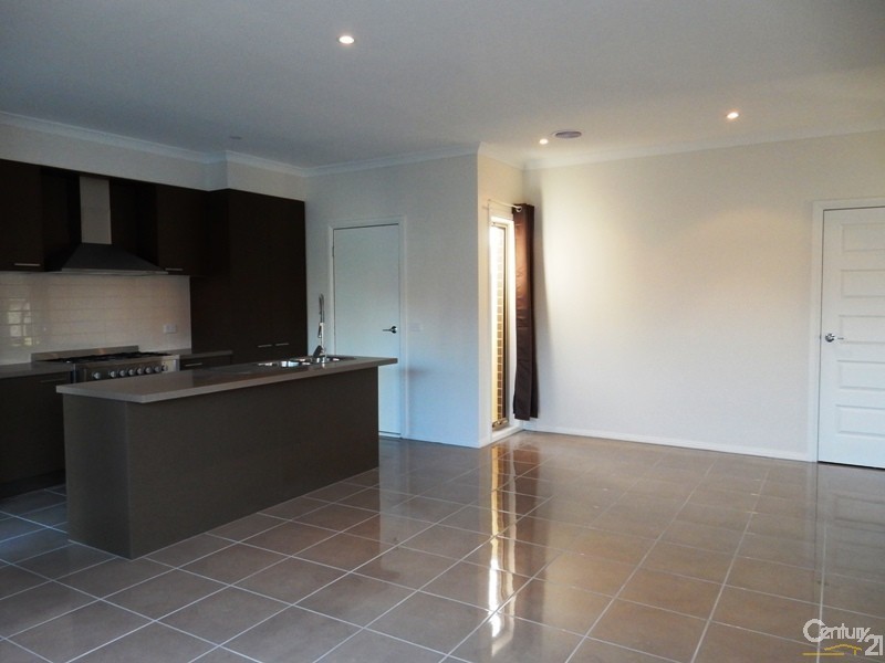 2/31 Beckington Cres, Hampton Park VIC 3976