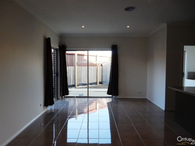 2/31 Beckington Cres, Hampton Park VIC 3976