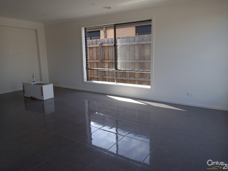 27 Sallys Run, Hampton Park VIC 3976