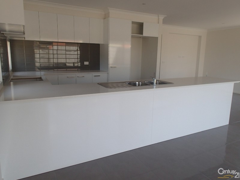 27 Sallys Run, Hampton Park VIC 3976