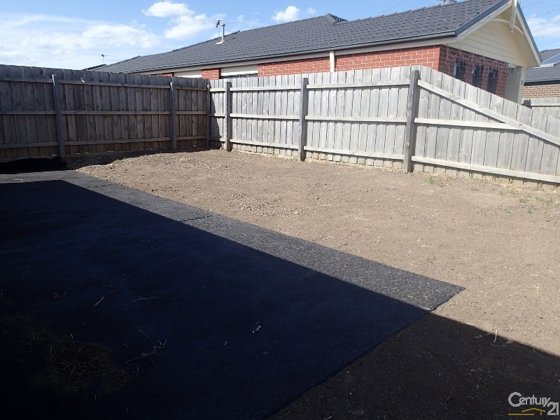 27 Sallys Run, Hampton Park VIC 3976