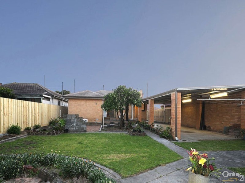 15 Mulgoa Ave, Dandenong North VIC 3175