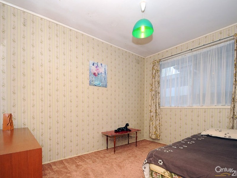 15 Mulgoa Ave, Dandenong North VIC 3175