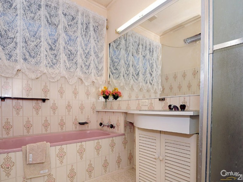 15 Mulgoa Ave, Dandenong North VIC 3175