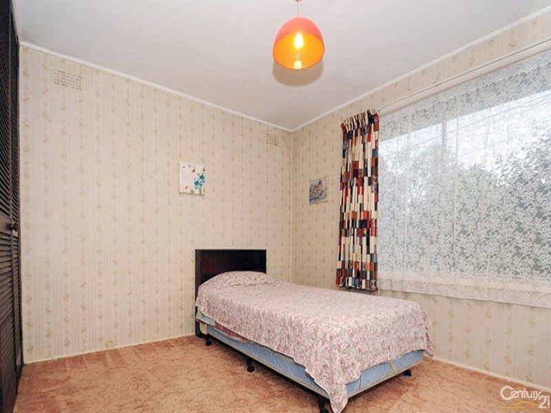 15 Mulgoa Ave, Dandenong North VIC 3175