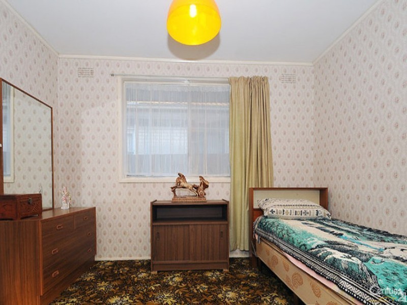 15 Mulgoa Ave, Dandenong North VIC 3175