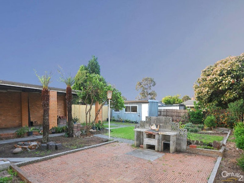 15 Mulgoa Ave, Dandenong North VIC 3175