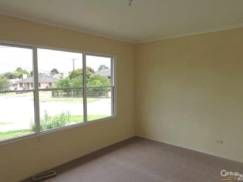 8 Mimosa Street, Doveton VIC 3177