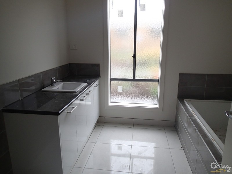 10 Townsend Ave, Clyde VIC 3978