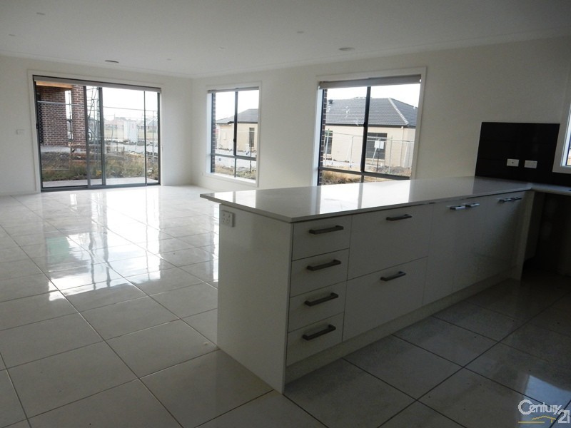 10 Townsend Ave, Clyde VIC 3978