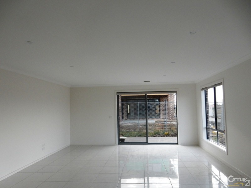 10 Townsend Ave, Clyde VIC 3978