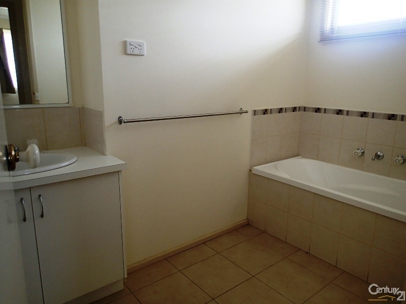 76 Strong Drive, Hampton Park VIC 3976