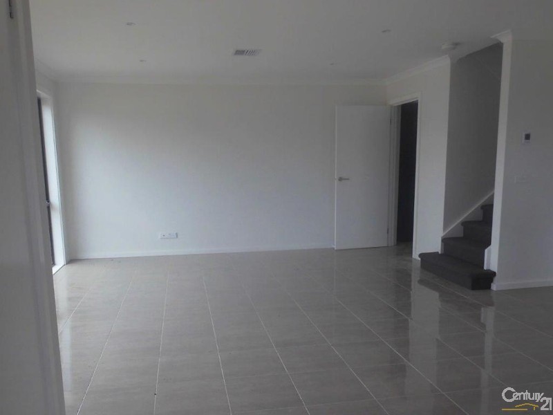 2/15 Liquidamber Street,, Doveton VIC 3177