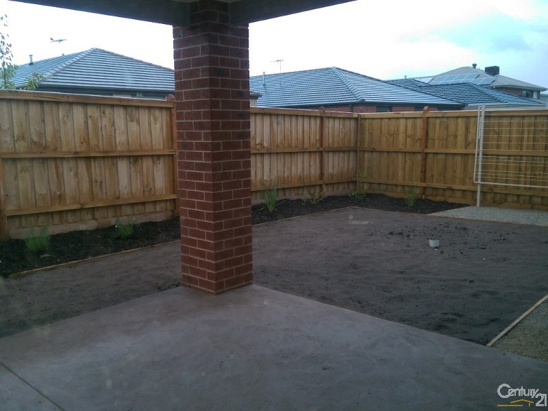 7 Canopy Drive, Cranbourne East VIC 3977