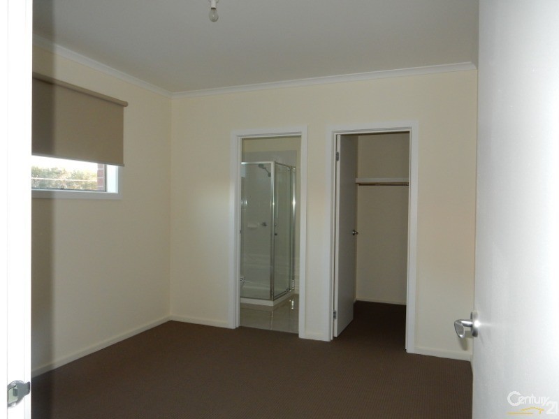2 Strong Drive, Hampton Park VIC 3976