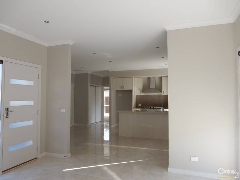 2/70 Greenvalley Cres, Hampton Park VIC 3976