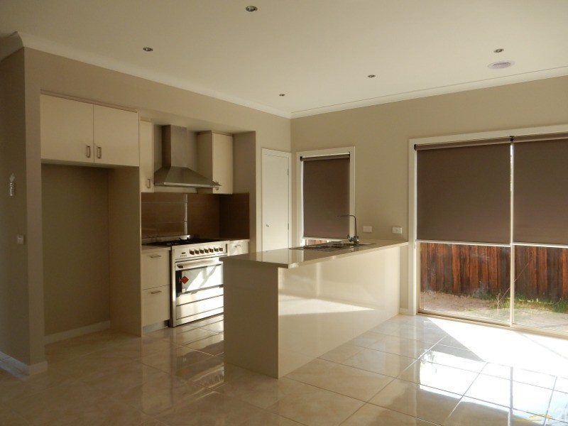 2/70 Greenvalley Cres, Hampton Park VIC 3976