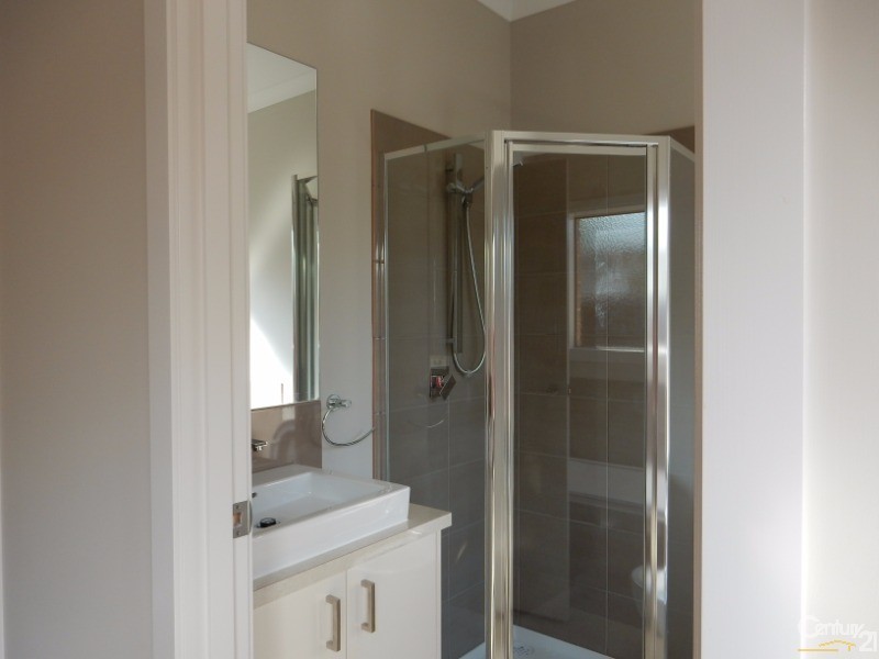 2/70 Greenvalley Cres, Hampton Park VIC 3976