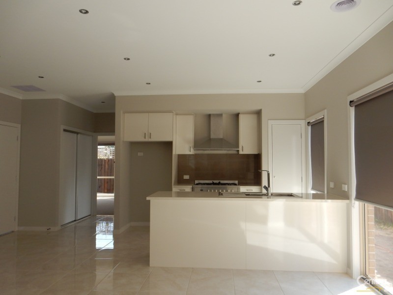 2/70 Greenvalley Cres, Hampton Park VIC 3976