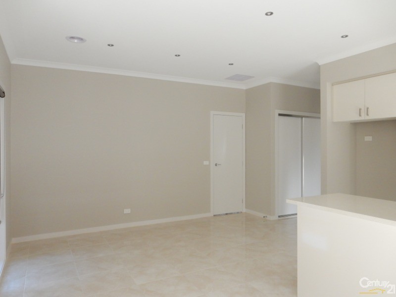 2/70 Greenvalley Cres, Hampton Park VIC 3976