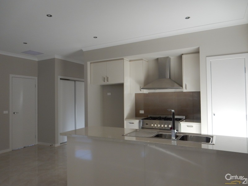 2/70 Greenvalley Cres, Hampton Park VIC 3976